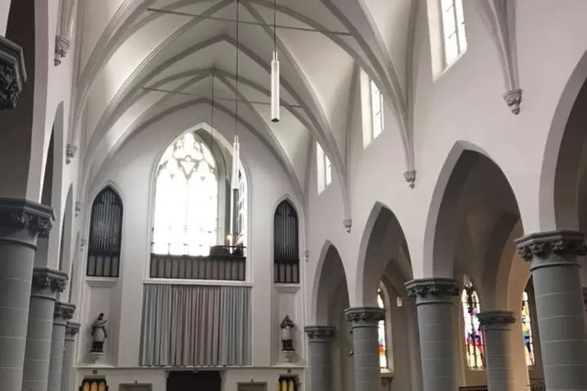 Middenbeuk van de Sint-Martinuskerk tijdens de restauratie door The A-RK