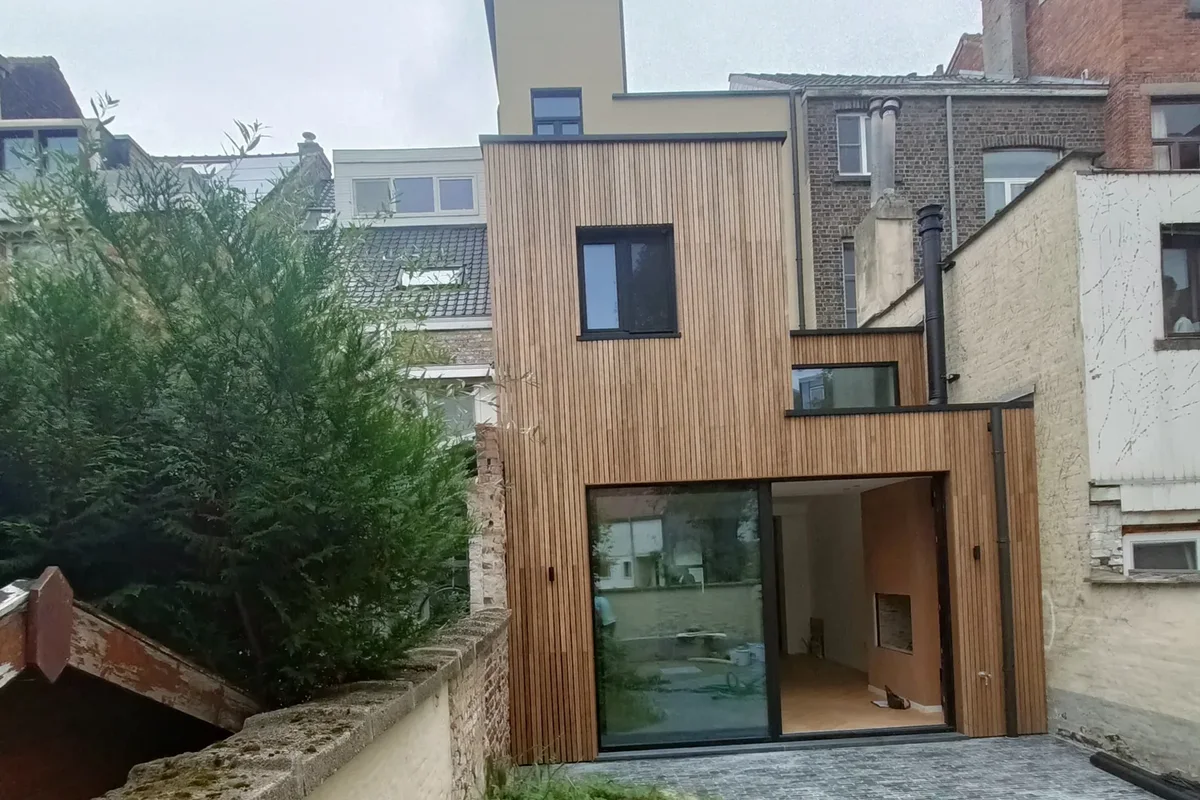 Houten achterbouw bij de verbouwing van een rijwoning door The A-RK