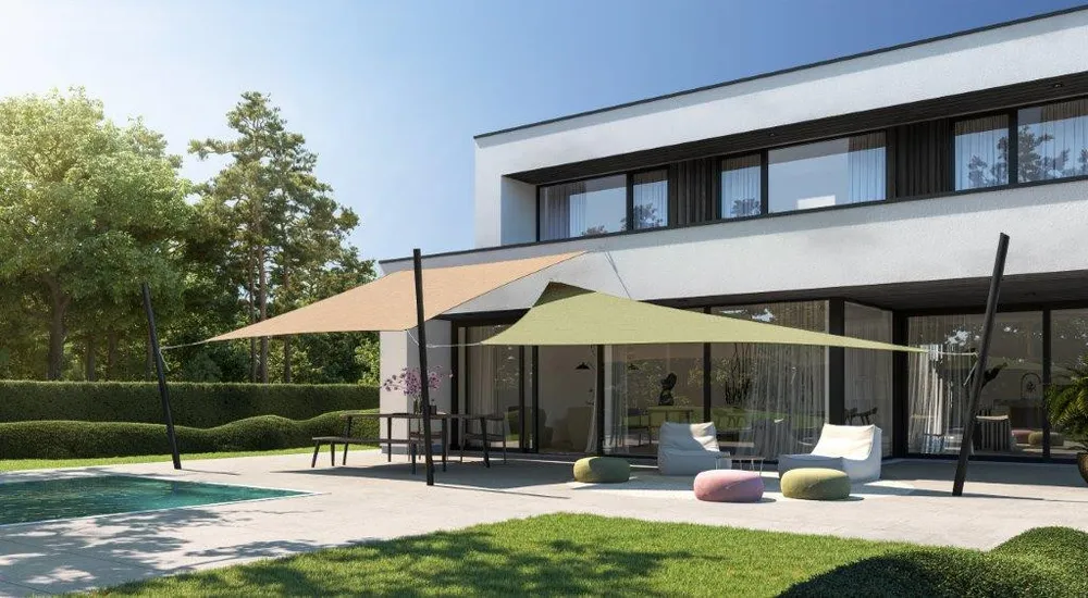 Woning met terras onder schaduwzeilen